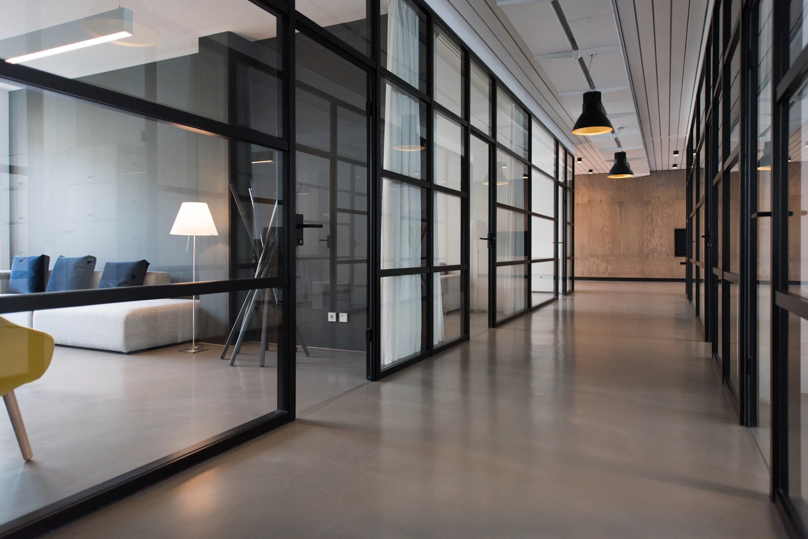 Bureaux d'un cabinet de recrutement breton, salle de réunion vitrée